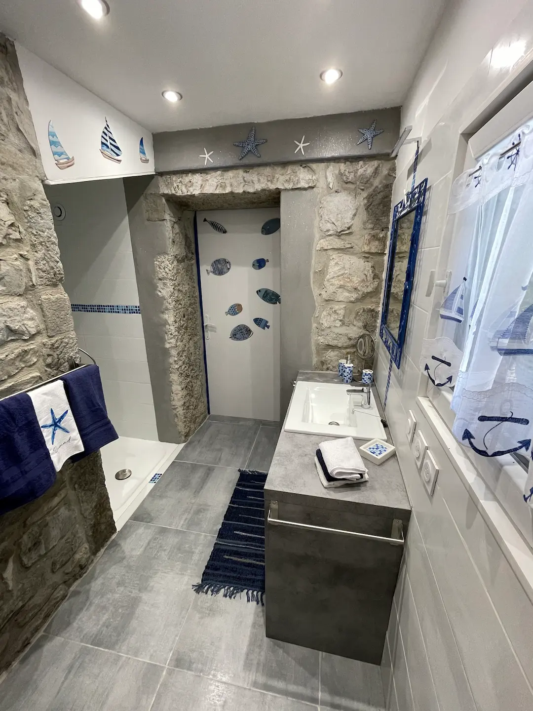 Salle d'eau attenante à la chambre d'hôtes "Escapade à 2" à Ruoms en Sud Ardèche